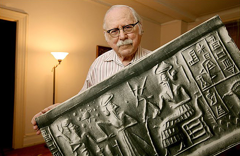 Zecharia Sitchin, con la réplica de una inscripción sumeria. Foto: Wikipedia